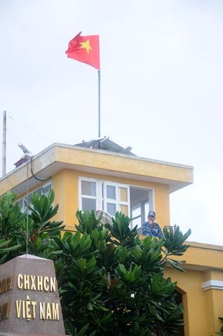 Hoa bàng vuông tô sắc xuân Trường Sa - ảnh 1